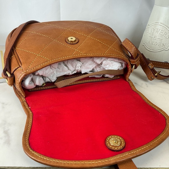 Dooney‎ & Bourke Tan Leather Crossbody Flap Saddle Bag Gold Heart Clasp Vintage - Picture 8 of 12